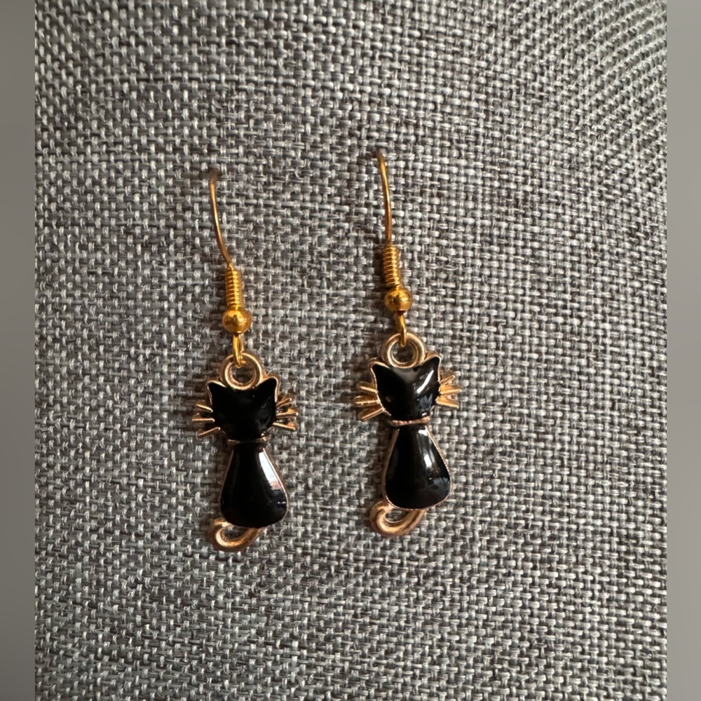 Cat dangle earrings✨